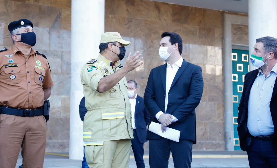 O Governo do Estado reforçou a estrutura do Corpo de Bombeiros do Paraná com a aquisição de 34 novos veículos e seis aparelhos desencarceradores. A entrega dos equipamentos foi feita nesta quarta-feira (24) pelo governador Carlos Massa Ratinho Junior em cerimônia simbólica no Palácio Iguaçu.