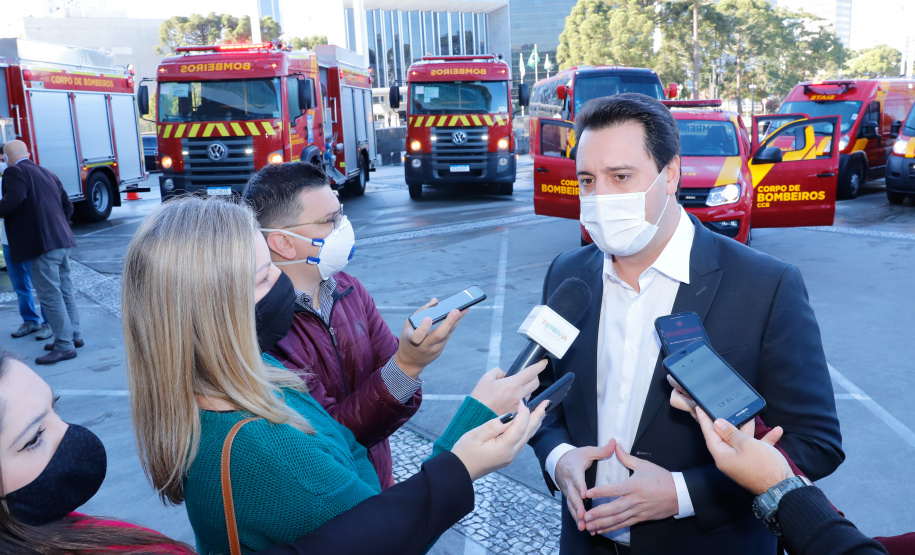 O Governo do Estado reforçou a estrutura do Corpo de Bombeiros do Paraná com a aquisição de 34 novos veículos e seis aparelhos desencarceradores. A entrega dos equipamentos foi feita nesta quarta-feira (24) pelo governador Carlos Massa Ratinho Junior em cerimônia simbólica no Palácio Iguaçu.