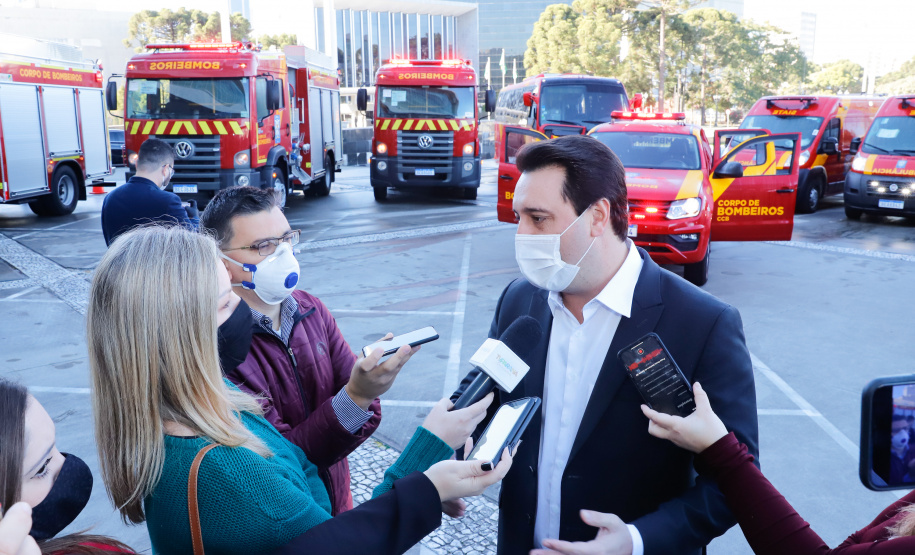 O Governo do Estado reforçou a estrutura do Corpo de Bombeiros do Paraná com a aquisição de 34 novos veículos e seis aparelhos desencarceradores. A entrega dos equipamentos foi feita nesta quarta-feira (24) pelo governador Carlos Massa Ratinho Junior em cerimônia simbólica no Palácio Iguaçu.