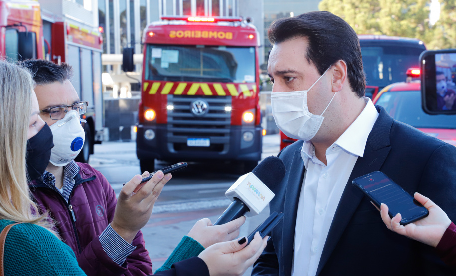 O Governo do Estado reforçou a estrutura do Corpo de Bombeiros do Paraná com a aquisição de 34 novos veículos e seis aparelhos desencarceradores. A entrega dos equipamentos foi feita nesta quarta-feira (24) pelo governador Carlos Massa Ratinho Junior em cerimônia simbólica no Palácio Iguaçu.