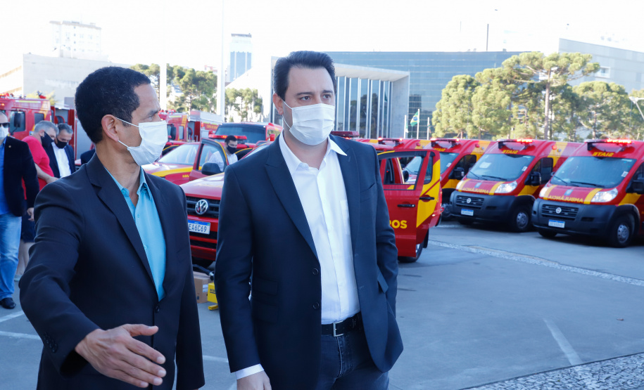 O Governo do Estado reforçou a estrutura do Corpo de Bombeiros do Paraná com a aquisição de 34 novos veículos e seis aparelhos desencarceradores. A entrega dos equipamentos foi feita nesta quarta-feira (24) pelo governador Carlos Massa Ratinho Junior em cerimônia simbólica no Palácio Iguaçu.