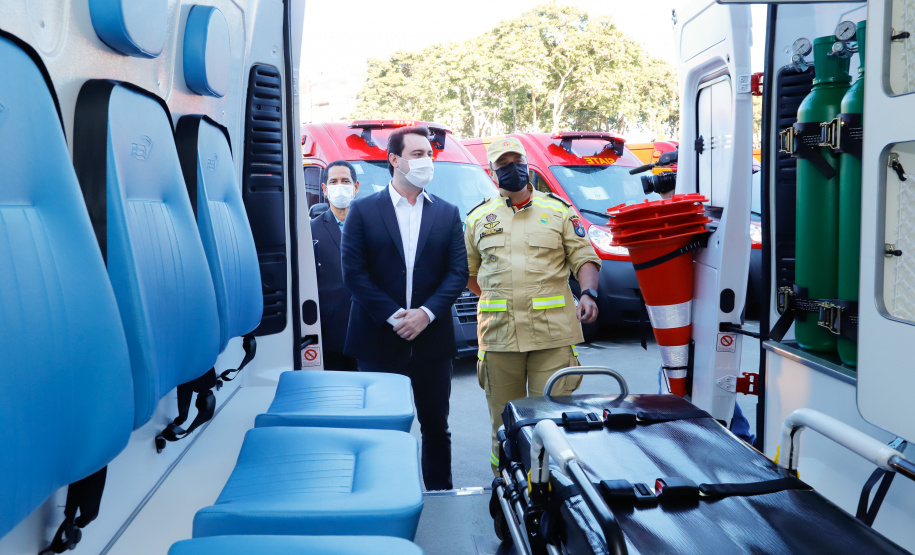 O Governo do Estado reforçou a estrutura do Corpo de Bombeiros do Paraná com a aquisição de 34 novos veículos e seis aparelhos desencarceradores. A entrega dos equipamentos foi feita nesta quarta-feira (24) pelo governador Carlos Massa Ratinho Junior em cerimônia simbólica no Palácio Iguaçu.