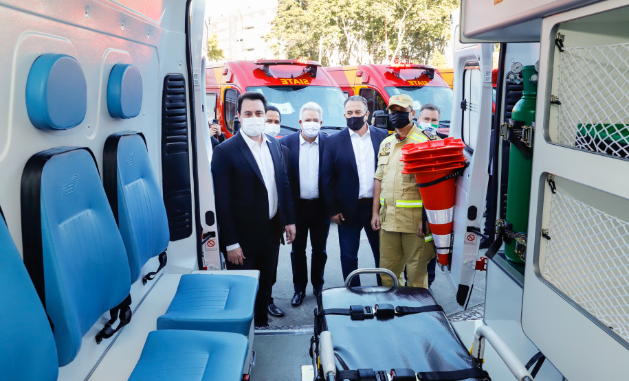 O Governo do Estado reforçou a estrutura do Corpo de Bombeiros do Paraná com a aquisição de 34 novos veículos e seis aparelhos desencarceradores. A entrega dos equipamentos foi feita nesta quarta-feira (24) pelo governador Carlos Massa Ratinho Junior em cerimônia simbólica no Palácio Iguaçu.