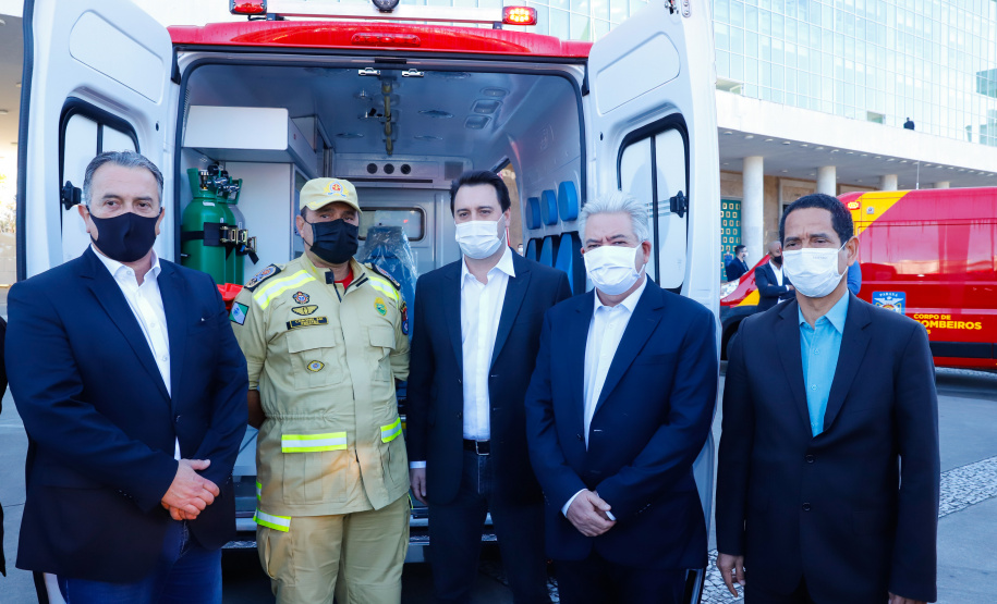 O Governo do Estado reforçou a estrutura do Corpo de Bombeiros do Paraná com a aquisição de 34 novos veículos e seis aparelhos desencarceradores. A entrega dos equipamentos foi feita nesta quarta-feira (24) pelo governador Carlos Massa Ratinho Junior em cerimônia simbólica no Palácio Iguaçu.