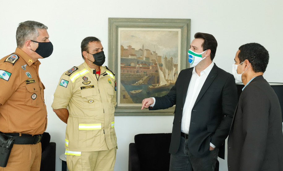 O Governo do Estado reforçou a estrutura do Corpo de Bombeiros do Paraná com a aquisição de 34 novos veículos e seis aparelhos desencarceradores. A entrega dos equipamentos foi feita nesta quarta-feira (24) pelo governador Carlos Massa Ratinho Junior em cerimônia simbólica no Palácio Iguaçu.