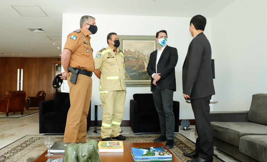 O Governo do Estado reforçou a estrutura do Corpo de Bombeiros do Paraná com a aquisição de 34 novos veículos e seis aparelhos desencarceradores. A entrega dos equipamentos foi feita nesta quarta-feira (24) pelo governador Carlos Massa Ratinho Junior em cerimônia simbólica no Palácio Iguaçu.