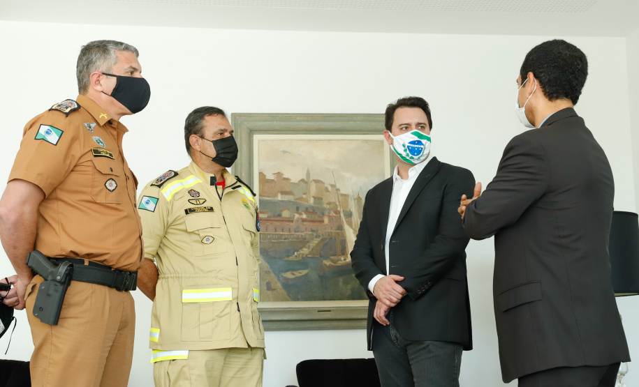 O Governo do Estado reforçou a estrutura do Corpo de Bombeiros do Paraná com a aquisição de 34 novos veículos e seis aparelhos desencarceradores. A entrega dos equipamentos foi feita nesta quarta-feira (24) pelo governador Carlos Massa Ratinho Junior em cerimônia simbólica no Palácio Iguaçu.