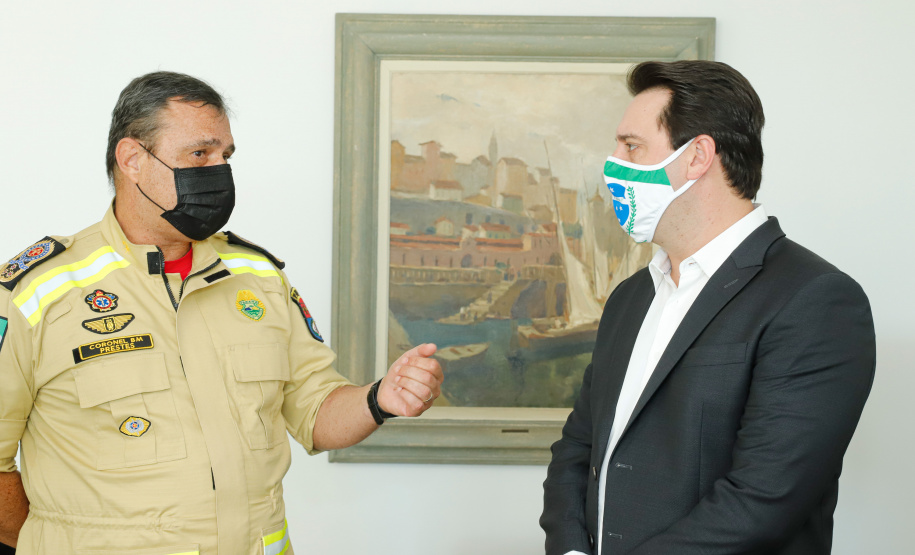 O Governo do Estado reforçou a estrutura do Corpo de Bombeiros do Paraná com a aquisição de 34 novos veículos e seis aparelhos desencarceradores. A entrega dos equipamentos foi feita nesta quarta-feira (24) pelo governador Carlos Massa Ratinho Junior em cerimônia simbólica no Palácio Iguaçu.