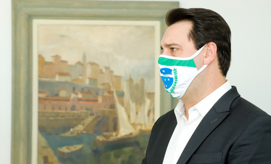 O Governo do Estado reforçou a estrutura do Corpo de Bombeiros do Paraná com a aquisição de 34 novos veículos e seis aparelhos desencarceradores. A entrega dos equipamentos foi feita nesta quarta-feira (24) pelo governador Carlos Massa Ratinho Junior em cerimônia simbólica no Palácio Iguaçu.