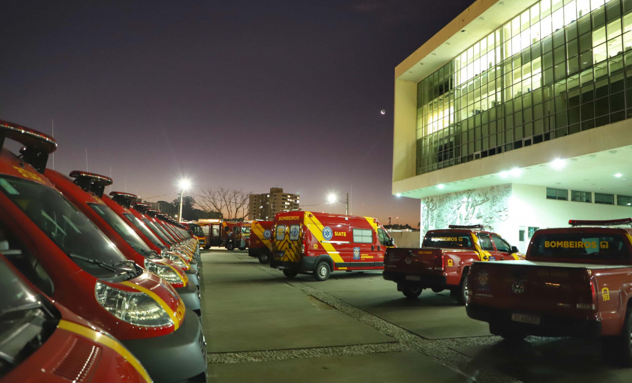 O Governo do Estado reforçou a estrutura do Corpo de Bombeiros do Paraná com a aquisição de 34 novos veículos e seis aparelhos desencarceradores. 
A entrega dos equipamentos foi feita nesta quarta-feira (24) pelo governador Carlos Massa Ratinho Junior em cerimônia simbólica no Palácio Iguaçu.
