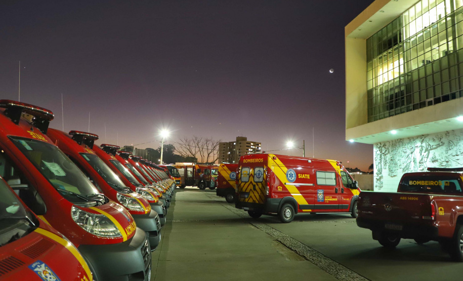 O Governo do Estado reforçou a estrutura do Corpo de Bombeiros do Paraná com a aquisição de 34 novos veículos e seis aparelhos desencarceradores. 
A entrega dos equipamentos foi feita nesta quarta-feira (24) pelo governador Carlos Massa Ratinho Junior em cerimônia simbólica no Palácio Iguaçu.