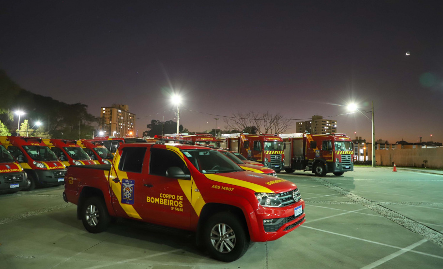 O Governo do Estado reforçou a estrutura do Corpo de Bombeiros do Paraná com a aquisição de 34 novos veículos e seis aparelhos desencarceradores. 
A entrega dos equipamentos foi feita nesta quarta-feira (24) pelo governador Carlos Massa Ratinho Junior em cerimônia simbólica no Palácio Iguaçu.