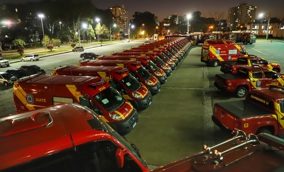 O Governo do Estado reforçou a estrutura do Corpo de Bombeiros do Paraná com a aquisição de 34 novos veículos e seis aparelhos desencarceradores. 
A entrega dos equipamentos foi feita nesta quarta-feira (24) pelo governador Carlos Massa Ratinho Junior em cerimônia simbólica no Palácio Iguaçu.
