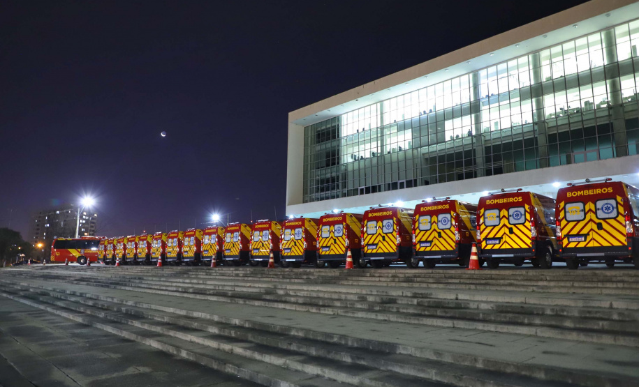 O Governo do Estado reforçou a estrutura do Corpo de Bombeiros do Paraná com a aquisição de 34 novos veículos e seis aparelhos desencarceradores. 
A entrega dos equipamentos foi feita nesta quarta-feira (24) pelo governador Carlos Massa Ratinho Junior em cerimônia simbólica no Palácio Iguaçu.