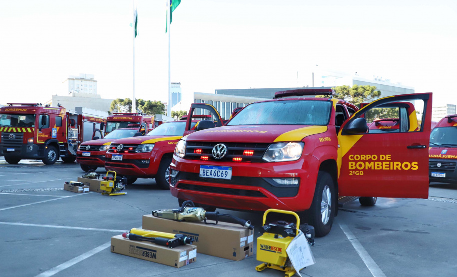 O Governo do Estado reforçou a estrutura do Corpo de Bombeiros do Paraná com a aquisição de 34 novos veículos e seis aparelhos desencarceradores. 
A entrega dos equipamentos foi feita nesta quarta-feira (24) pelo governador Carlos Massa Ratinho Junior em cerimônia simbólica no Palácio Iguaçu.