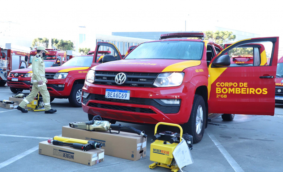 O Governo do Estado reforçou a estrutura do Corpo de Bombeiros do Paraná com a aquisição de 34 novos veículos e seis aparelhos desencarceradores. 
A entrega dos equipamentos foi feita nesta quarta-feira (24) pelo governador Carlos Massa Ratinho Junior em cerimônia simbólica no Palácio Iguaçu.