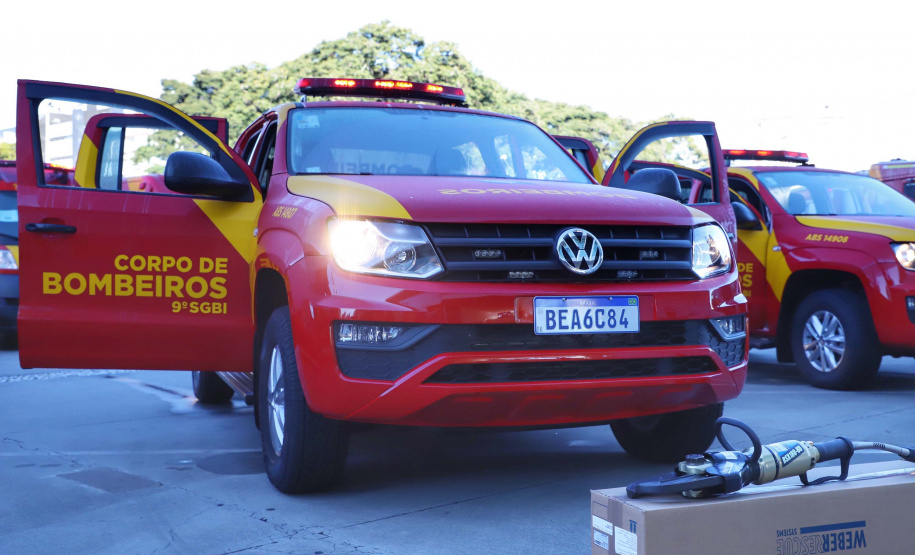 O Governo do Estado reforçou a estrutura do Corpo de Bombeiros do Paraná com a aquisição de 34 novos veículos e seis aparelhos desencarceradores. 
A entrega dos equipamentos foi feita nesta quarta-feira (24) pelo governador Carlos Massa Ratinho Junior em cerimônia simbólica no Palácio Iguaçu.