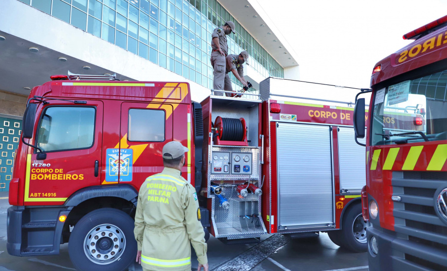 O Governo do Estado reforçou a estrutura do Corpo de Bombeiros do Paraná com a aquisição de 34 novos veículos e seis aparelhos desencarceradores. 
A entrega dos equipamentos foi feita nesta quarta-feira (24) pelo governador Carlos Massa Ratinho Junior em cerimônia simbólica no Palácio Iguaçu.