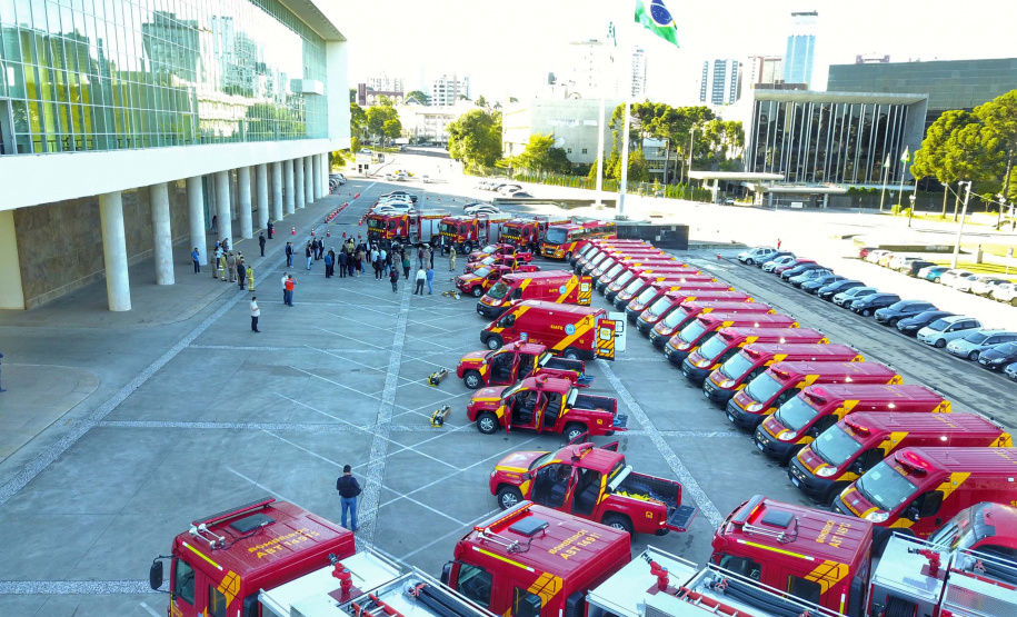 O Governo do Estado reforçou a estrutura do Corpo de Bombeiros do Paraná com a aquisição de 34 novos veículos e seis aparelhos desencarceradores. 
A entrega dos equipamentos foi feita nesta quarta-feira (24) pelo governador Carlos Massa Ratinho Junior em cerimônia simbólica no Palácio Iguaçu.