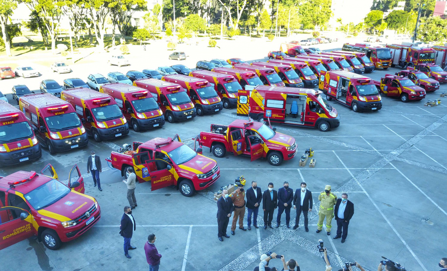 O Governo do Estado reforçou a estrutura do Corpo de Bombeiros do Paraná com a aquisição de 34 novos veículos e seis aparelhos desencarceradores. 
A entrega dos equipamentos foi feita nesta quarta-feira (24) pelo governador Carlos Massa Ratinho Junior em cerimônia simbólica no Palácio Iguaçu.