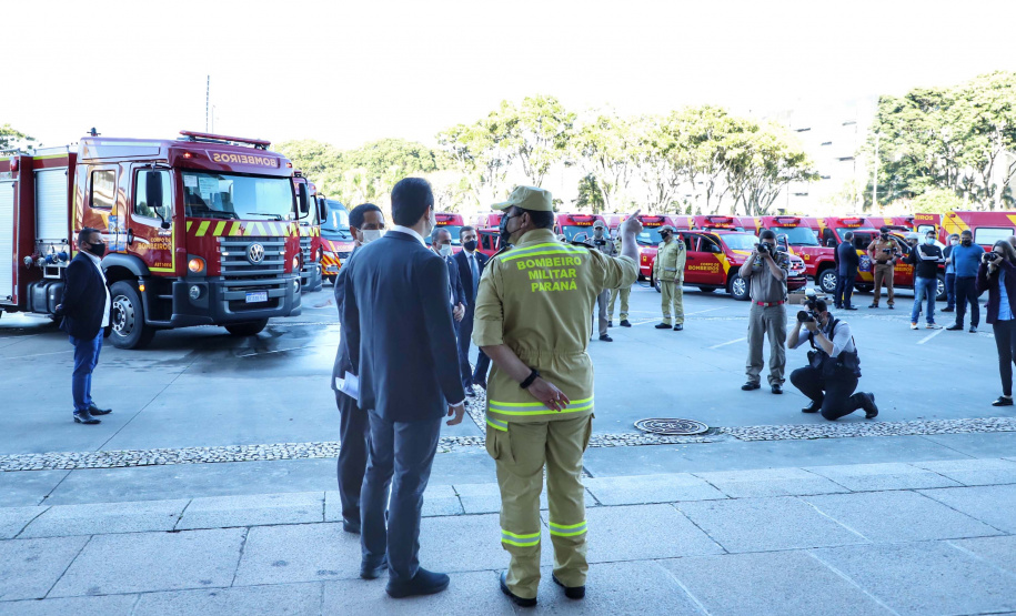 O Governo do Estado reforçou a estrutura do Corpo de Bombeiros do Paraná com a aquisição de 34 novos veículos e seis aparelhos desencarceradores. 
A entrega dos equipamentos foi feita nesta quarta-feira (24) pelo governador Carlos Massa Ratinho Junior em cerimônia simbólica no Palácio Iguaçu.