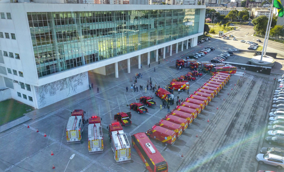 O Governo do Estado reforçou a estrutura do Corpo de Bombeiros do Paraná com a aquisição de 34 novos veículos e seis aparelhos desencarceradores. 
A entrega dos equipamentos foi feita nesta quarta-feira (24) pelo governador Carlos Massa Ratinho Junior em cerimônia simbólica no Palácio Iguaçu.