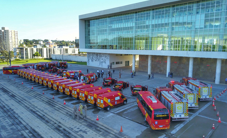 O Governo do Estado reforçou a estrutura do Corpo de Bombeiros do Paraná com a aquisição de 34 novos veículos e seis aparelhos desencarceradores. 
A entrega dos equipamentos foi feita nesta quarta-feira (24) pelo governador Carlos Massa Ratinho Junior em cerimônia simbólica no Palácio Iguaçu.