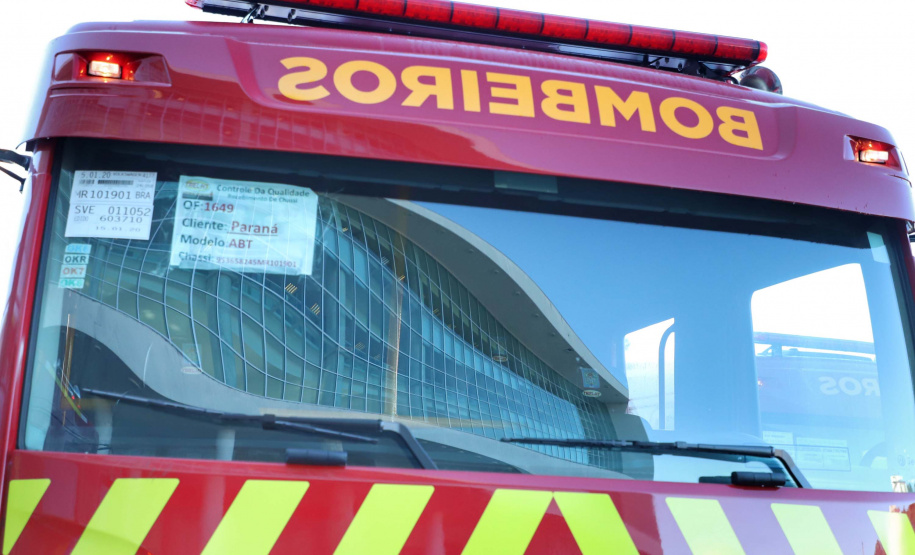 O Governo do Estado reforçou a estrutura do Corpo de Bombeiros do Paraná com a aquisição de 34 novos veículos e seis aparelhos desencarceradores. 
A entrega dos equipamentos foi feita nesta quarta-feira (24) pelo governador Carlos Massa Ratinho Junior em cerimônia simbólica no Palácio Iguaçu.