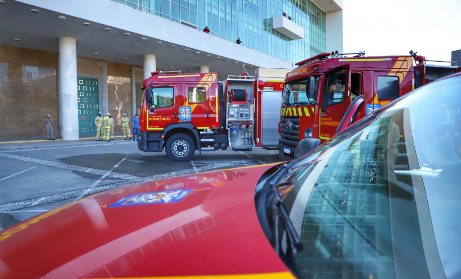O Governo do Estado reforçou a estrutura do Corpo de Bombeiros do Paraná com a aquisição de 34 novos veículos e seis aparelhos desencarceradores. 
A entrega dos equipamentos foi feita nesta quarta-feira (24) pelo governador Carlos Massa Ratinho Junior em cerimônia simbólica no Palácio Iguaçu.