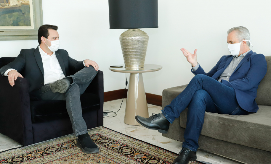 O governador Carlos Massa Ratinho Junior autorizou, nesta quarta-feira (24), o início das obras de recape asfáltico em 26 avenidas de Maringá, na Região Noroeste. O investimento por parte da Secretaria de Estado do Desenvolvimento Urbano e Obras Públicas é de R$ 10 milhões, a fundo perdido, com contrapartida do município de R$ 1,1 milhão.