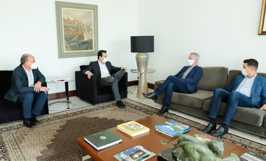 O governador Carlos Massa Ratinho Junior autorizou, nesta quarta-feira (24), o início das obras de recape asfáltico em 26 avenidas de Maringá, na Região Noroeste. O investimento por parte da Secretaria de Estado do Desenvolvimento Urbano e Obras Públicas é de R$ 10 milhões, a fundo perdido, com contrapartida do município de R$ 1,1 milhão.