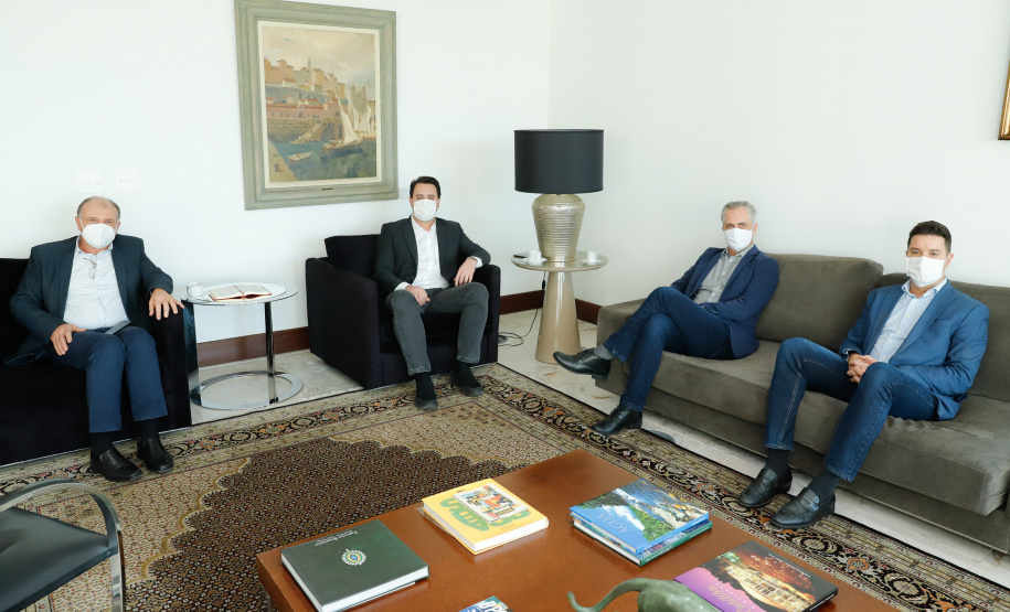 O governador Carlos Massa Ratinho Junior autorizou, nesta quarta-feira (24), o início das obras de recape asfáltico em 26 avenidas de Maringá, na Região Noroeste. O investimento por parte da Secretaria de Estado do Desenvolvimento Urbano e Obras Públicas é de R$ 10 milhões, a fundo perdido, com contrapartida do município de R$ 1,1 milhão.