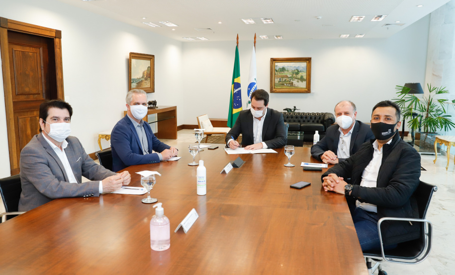 O governador Carlos Massa Ratinho Junior autorizou, nesta quarta-feira (24), o início das obras de recape asfáltico em 26 avenidas de Maringá, na Região Noroeste. O investimento por parte da Secretaria de Estado do Desenvolvimento Urbano e Obras Públicas é de R$ 10 milhões, a fundo perdido, com contrapartida do município de R$ 1,1 milhão.