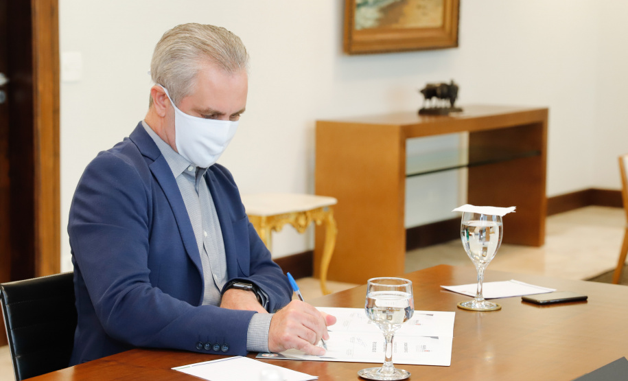 O governador Carlos Massa Ratinho Junior autorizou, nesta quarta-feira (24), o início das obras de recape asfáltico em 26 avenidas de Maringá, na Região Noroeste. O investimento por parte da Secretaria de Estado do Desenvolvimento Urbano e Obras Públicas é de R$ 10 milhões, a fundo perdido, com contrapartida do município de R$ 1,1 milhão.