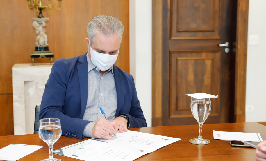 O governador Carlos Massa Ratinho Junior autorizou, nesta quarta-feira (24), o início das obras de recape asfáltico em 26 avenidas de Maringá, na Região Noroeste. O investimento por parte da Secretaria de Estado do Desenvolvimento Urbano e Obras Públicas é de R$ 10 milhões, a fundo perdido, com contrapartida do município de R$ 1,1 milhão.