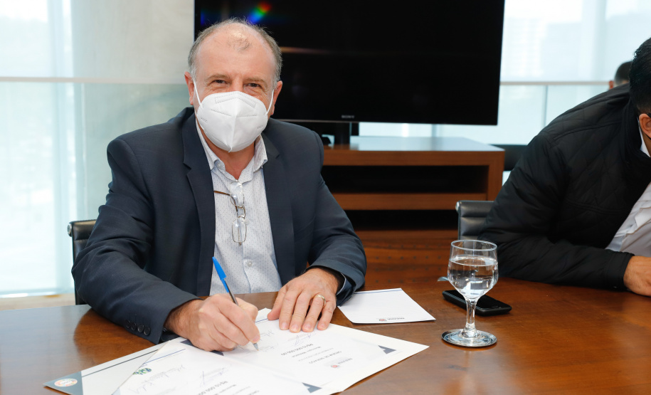 O governador Carlos Massa Ratinho Junior autorizou, nesta quarta-feira (24), o início das obras de recape asfáltico em 26 avenidas de Maringá, na Região Noroeste. O investimento por parte da Secretaria de Estado do Desenvolvimento Urbano e Obras Públicas é de R$ 10 milhões, a fundo perdido, com contrapartida do município de R$ 1,1 milhão.