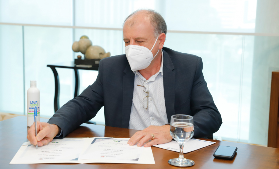 O governador Carlos Massa Ratinho Junior autorizou, nesta quarta-feira (24), o início das obras de recape asfáltico em 26 avenidas de Maringá, na Região Noroeste. O investimento por parte da Secretaria de Estado do Desenvolvimento Urbano e Obras Públicas é de R$ 10 milhões, a fundo perdido, com contrapartida do município de R$ 1,1 milhão.