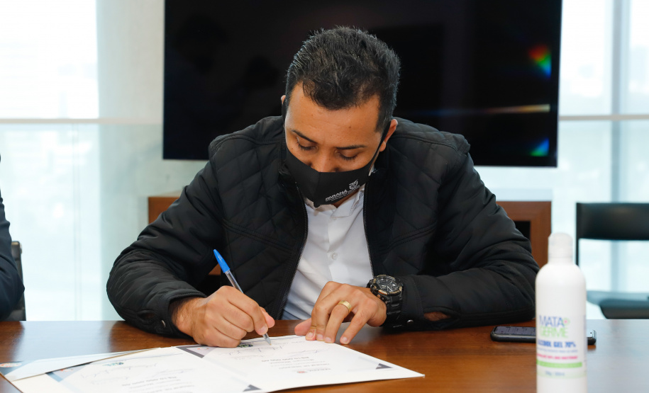 O governador Carlos Massa Ratinho Junior autorizou, nesta quarta-feira (24), o início das obras de recape asfáltico em 26 avenidas de Maringá, na Região Noroeste. O investimento por parte da Secretaria de Estado do Desenvolvimento Urbano e Obras Públicas é de R$ 10 milhões, a fundo perdido, com contrapartida do município de R$ 1,1 milhão.