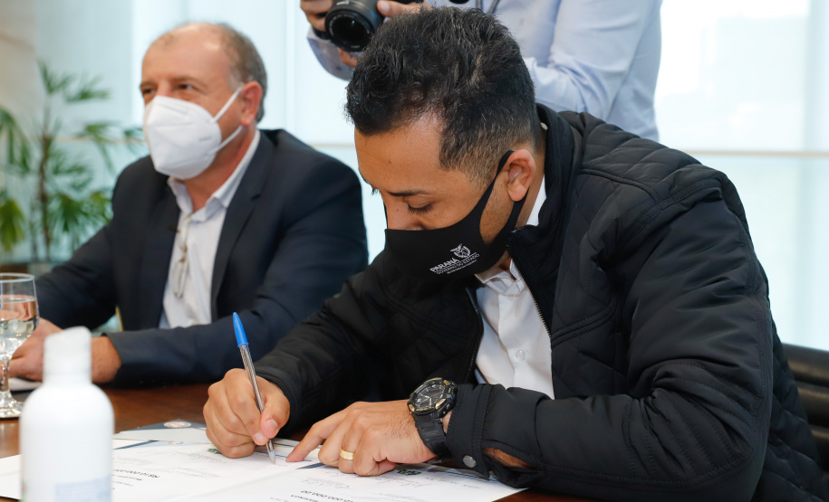 O governador Carlos Massa Ratinho Junior autorizou, nesta quarta-feira (24), o início das obras de recape asfáltico em 26 avenidas de Maringá, na Região Noroeste. O investimento por parte da Secretaria de Estado do Desenvolvimento Urbano e Obras Públicas é de R$ 10 milhões, a fundo perdido, com contrapartida do município de R$ 1,1 milhão.