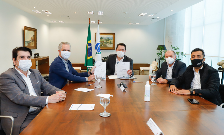 O governador Carlos Massa Ratinho Junior autorizou, nesta quarta-feira (24), o início das obras de recape asfáltico em 26 avenidas de Maringá, na Região Noroeste. O investimento por parte da Secretaria de Estado do Desenvolvimento Urbano e Obras Públicas é de R$ 10 milhões, a fundo perdido, com contrapartida do município de R$ 1,1 milhão.