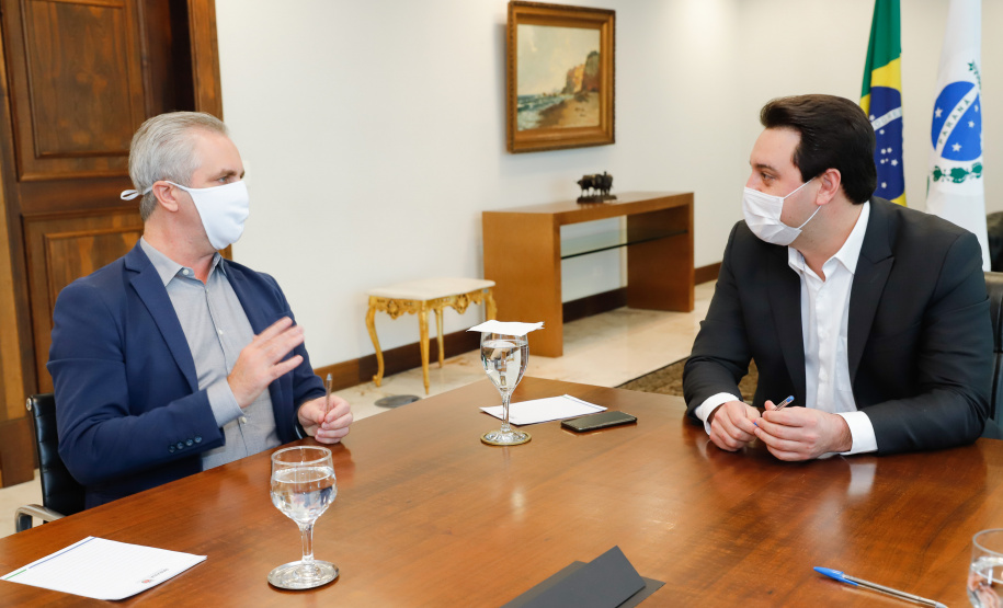 O governador Carlos Massa Ratinho Junior autorizou, nesta quarta-feira (24), o início das obras de recape asfáltico em 26 avenidas de Maringá, na Região Noroeste. O investimento por parte da Secretaria de Estado do Desenvolvimento Urbano e Obras Públicas é de R$ 10 milhões, a fundo perdido, com contrapartida do município de R$ 1,1 milhão.