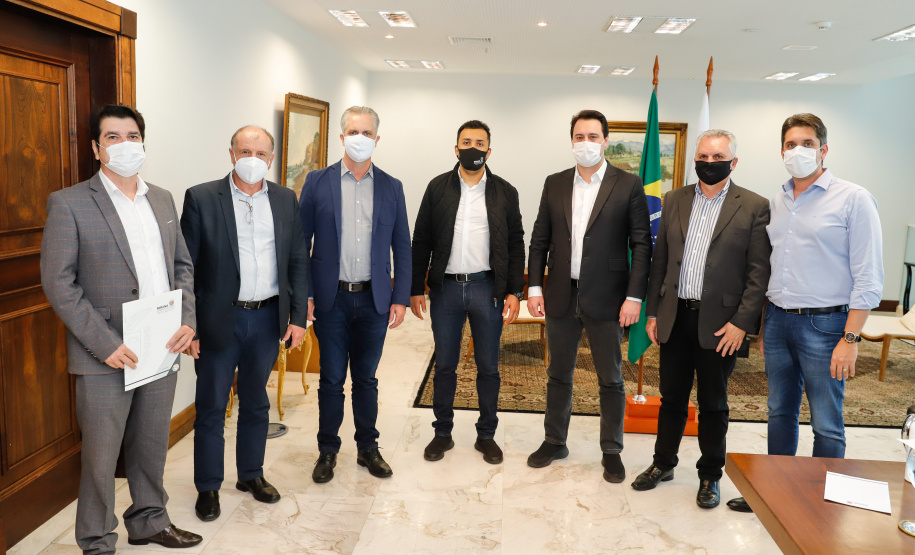 O governador Carlos Massa Ratinho Junior autorizou, nesta quarta-feira (24), o início das obras de recape asfáltico em 26 avenidas de Maringá, na Região Noroeste. O investimento por parte da Secretaria de Estado do Desenvolvimento Urbano e Obras Públicas é de R$ 10 milhões, a fundo perdido, com contrapartida do município de R$ 1,1 milhão.