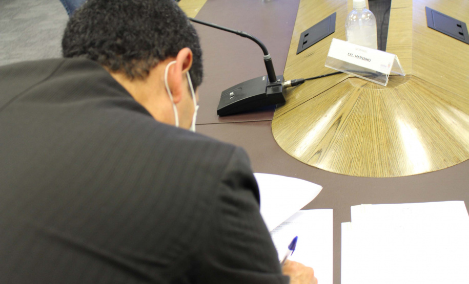 A Secretaria de Estado da Segurança Pública assinou um novo convênio de compartilhamento de informações, desta vez, com o município de Sarandi. A cidade que fica próxima de Maringá, na região Noroeste, é a quinta a compor de rede de dados, mas a primeira no Interior. Além de permitir ações como a criação de boletins de ocorrência por parte do município, o documento tem o objetivo de agilizar as investigações da secretaria. Foto:SESP