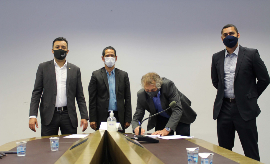 A Secretaria de Estado da Segurança Pública assinou um novo convênio de compartilhamento de informações, desta vez, com o município de Sarandi. A cidade que fica próxima de Maringá, na região Noroeste, é a quinta a compor de rede de dados, mas a primeira no Interior. Além de permitir ações como a criação de boletins de ocorrência por parte do município, o documento tem o objetivo de agilizar as investigações da secretaria. Foto:SESP