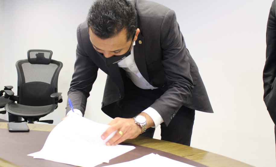 A Secretaria de Estado da Segurança Pública assinou um novo convênio de compartilhamento de informações, desta vez, com o município de Sarandi. A cidade que fica próxima de Maringá, na região Noroeste, é a quinta a compor de rede de dados, mas a primeira no Interior. Além de permitir ações como a criação de boletins de ocorrência por parte do município, o documento tem o objetivo de agilizar as investigações da secretaria. Foto:SESP