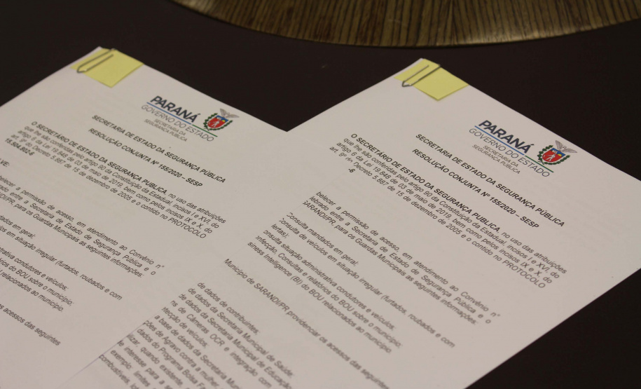 A Secretaria de Estado da Segurança Pública assinou um novo convênio de compartilhamento de informações, desta vez, com o município de Sarandi. A cidade que fica próxima de Maringá, na região Noroeste, é a quinta a compor de rede de dados, mas a primeira no Interior. Além de permitir ações como a criação de boletins de ocorrência por parte do município, o documento tem o objetivo de agilizar as investigações da secretaria. Foto:SESP
