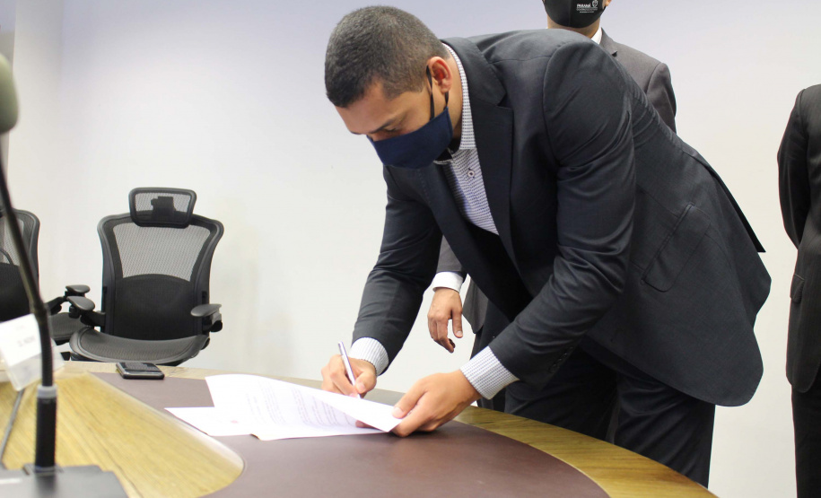 A Secretaria de Estado da Segurança Pública assinou um novo convênio de compartilhamento de informações, desta vez, com o município de Sarandi. A cidade que fica próxima de Maringá, na região Noroeste, é a quinta a compor de rede de dados, mas a primeira no Interior. Além de permitir ações como a criação de boletins de ocorrência por parte do município, o documento tem o objetivo de agilizar as investigações da secretaria. Foto:SESP