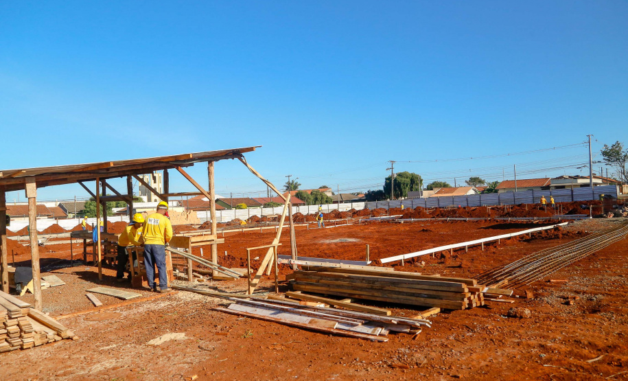 Praça remodelada, feira gastronômica em local coberto, rua revitalizada com mais segurança para motoristas e pedestres e uma escola nova voltada para o ensino médio. O pacote de investimentos do Governo do Estado em Arapongas, na Região Norte, totaliza R$ 13,1 milhões.