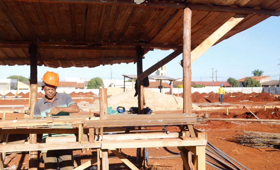 Praça remodelada, feira gastronômica em local coberto, rua revitalizada com mais segurança para motoristas e pedestres e uma escola nova voltada para o ensino médio. O pacote de investimentos do Governo do Estado em Arapongas, na Região Norte, totaliza R$ 13,1 milhões.