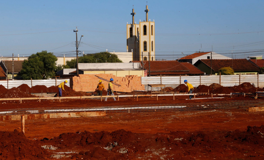 Praça remodelada, feira gastronômica em local coberto, rua revitalizada com mais segurança para motoristas e pedestres e uma escola nova voltada para o ensino médio. O pacote de investimentos do Governo do Estado em Arapongas, na Região Norte, totaliza R$ 13,1 milhões.